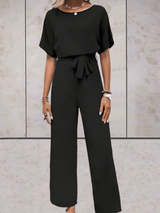 Cherry - Jumpsuit mit Gürtel und kurzen Ärmeln