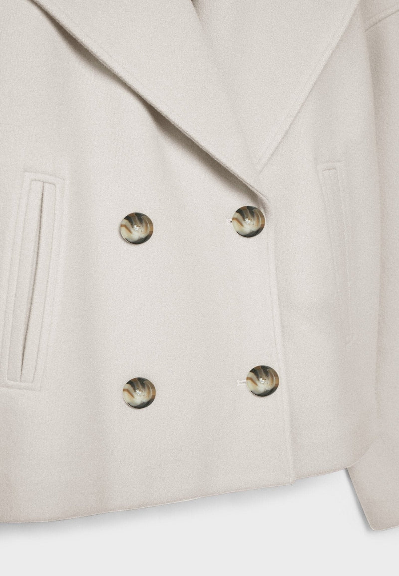 Kurze Damenjacke | Knopfdetail